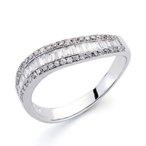 18K SORTIJA ORO BLANCO DIAMANTES TALLA BRILLANTE 0.180 QTS.  -0.300 QTS. ANCHO: 4MM