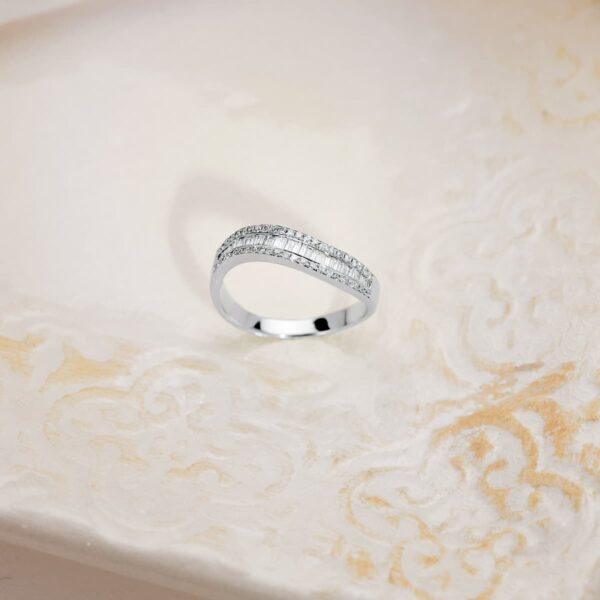 18K SORTIJA ORO BLANCO DIAMANTES TALLA BRILLANTE 0.180 QTS.  -0.300 QTS. ANCHO: 4MM - Imagen 2