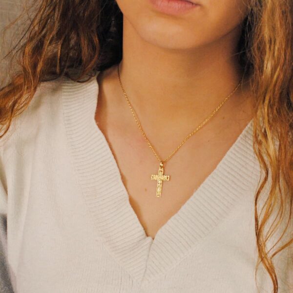 18K CRUZ CON CRISTO TALLADA 27X17 MM - Imagen 2