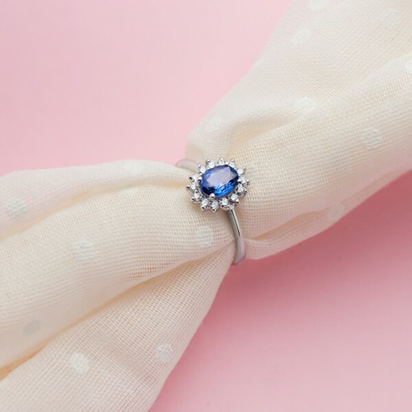 18K SORTIJA ORO BLANCO ZAFIRO DIFUSION  0.98 QTS. DIAMANTES 0.290 QTS. SI-H - Imagen 2