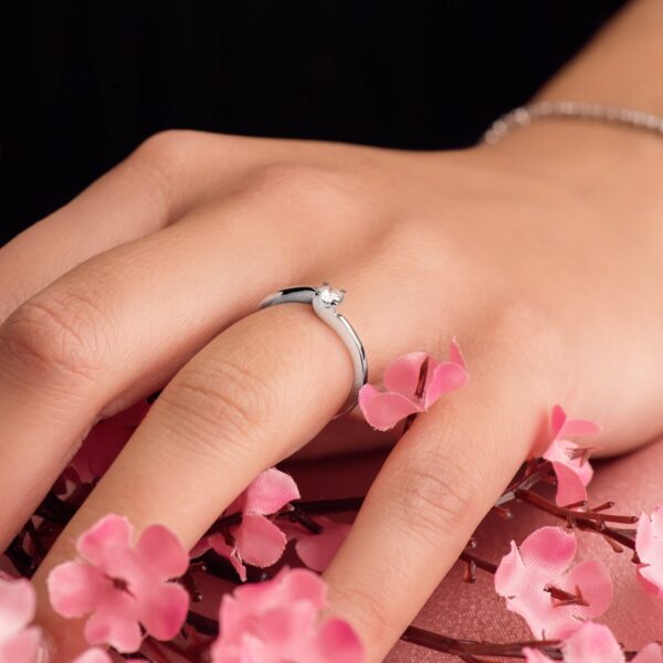 18K SOLITARIO DIAMANTE TALLA BRILLANTE ORO BLANCO 0.100 QTS. SI-H - Imagen 3