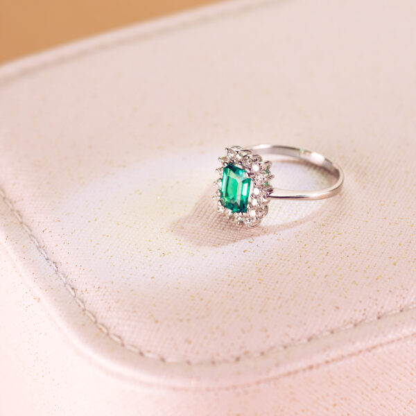 18K SORTIJA ORO BLANCO ESMERALDA 1.50QT DIAMANTES TALLA BRILLANTE 0.56QT - Imagen 2