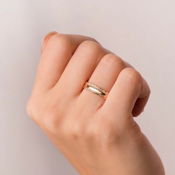 18K ALIANZA ORO AMARILLO BRILLO Y BORDES TALLADOS. ANCHO 4 MM - Imagen 3