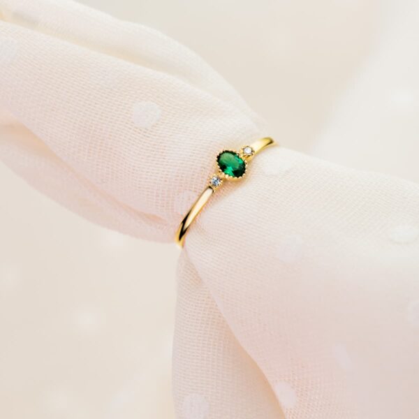 18K SORTIJA ORO AMARILLO PIEDRA VERDE Y CIRCONITAS 4X3 MM ANCHO CUERPO 1.2 MM - Imagen 2