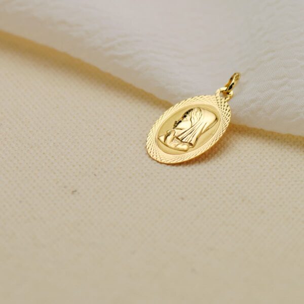 18K MEDALLA VIRGEN NIÑA OVAL TALLADA BRILLO Y MATE 18X12 MM - Imagen 2