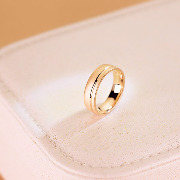 18K ALIANZA ORO AMARILLO MATE Y BRILLO 5.5 MM - Imagen 2