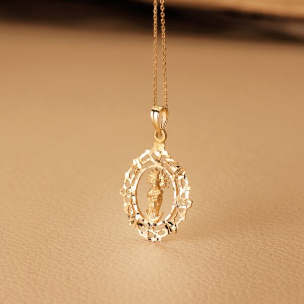 18K MEDALLA VIRGEN DE LA ALMUDENA ORLA 27X20 MM - Imagen 2