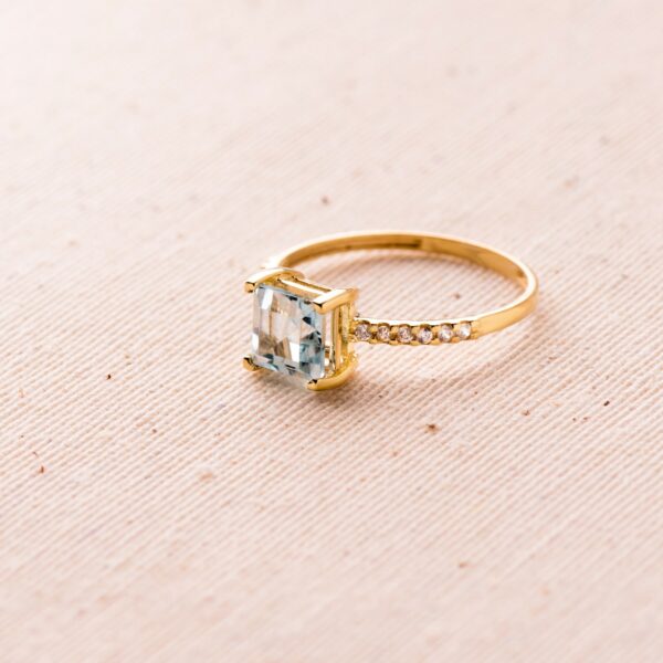 18K SORTIJA ORO AMARILLO CIRCONITAS Y TOPACIO AZUL 6X6 MM ANCHO CUERPO 1.5 MM - Imagen 2
