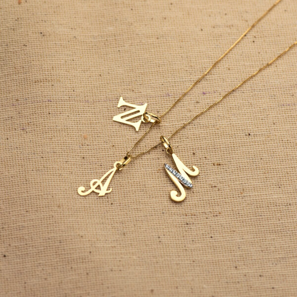 18K COLGANTE LETRA " V " 15X12 MM - Imagen 3