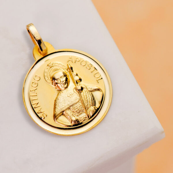 18K MEDALLA SANTIAGO APOSTOL BISEL 18 MM - Imagen 2