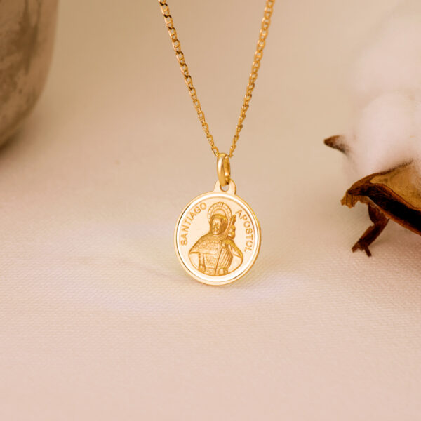 18K MEDALLA SANTIAGO APOSTOL BISEL 18 MM - Imagen 3