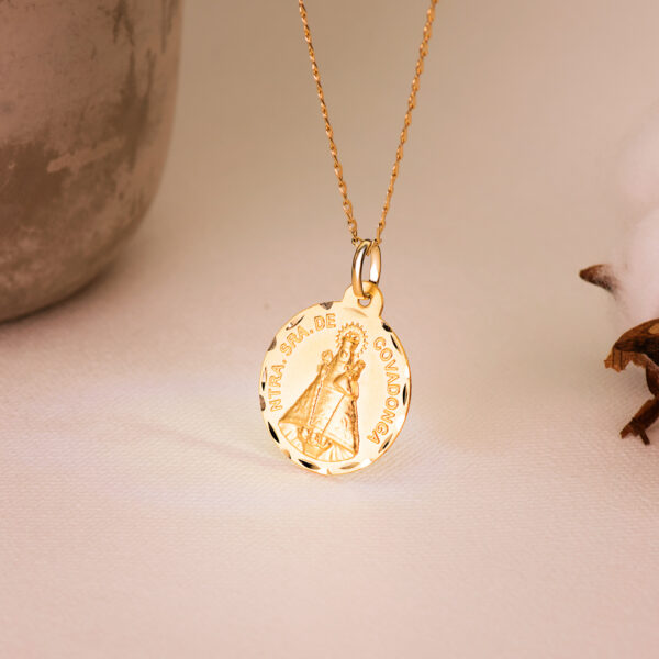 18K MEDALLA DE LA VIRGEN DE COVADONGA 22 MM TALLADA - Imagen 2