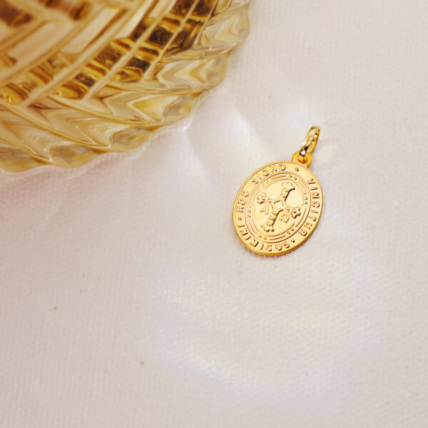 18K MEDALLA ESCAPULARIO VIRGEN COVADONGA Y CRUZ DE LA VICTORIA 20X14 MM - Imagen 3