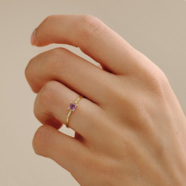 18K SORTIJA ORO AMARILLO 6 DIAMANTES 0.030QTS. G-VS2. PIEDRA 3X3MMCUERPO 1 MM - Imagen 2