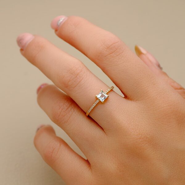 SORTIJA ORO AMARILLO 14 DIAMANTES 0.070  QTS. G-VS2 AGUAMARINA 4X4 MM ANCHO 1 MM - Imagen 2