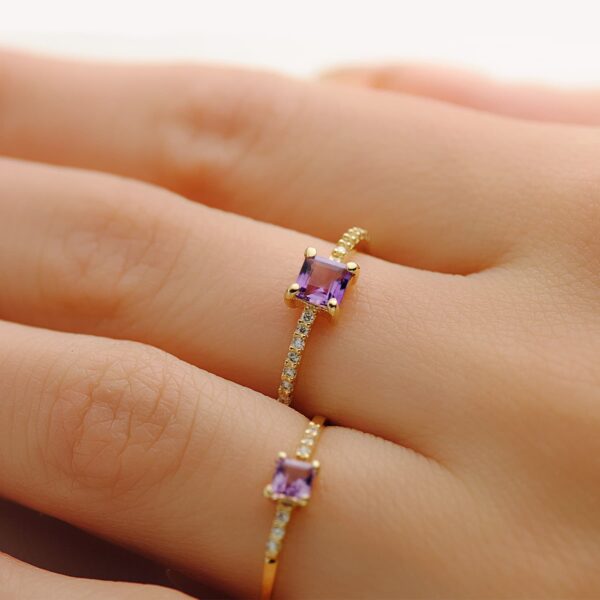 SORTIJA ORO AMARILLO 14 DIAMANTES 0.070  QTS. G-VS2. AMATISTA 4X4 MM CUERPO 1 MM - Imagen 2