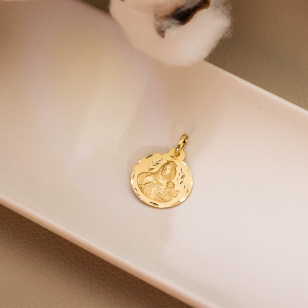 18K MEDALLA TALLADA VIRGEN DEL CARMEN 20 MM - Imagen 2