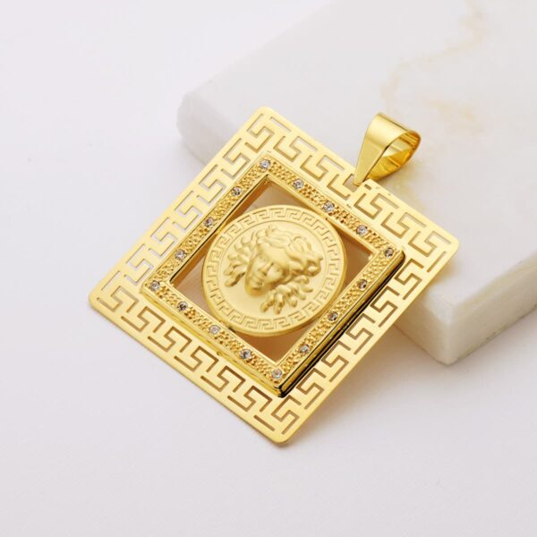 18K COLGANTE ORO AMARILLO CUADRADO MEDUSA Y GRECAS CON CIRCONITAS 37X37 MM - Imagen 2