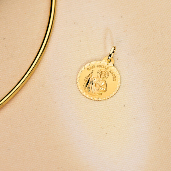 18K MEDALLA SAN JUDAS TADEO TALLA CRUZADA 20 MM - Imagen 3
