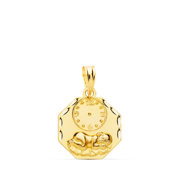 18K MEDALLA OCTOGONAL NIÑO DE LA HORA CON RELOJ TALLADA. 15 X 15 MM