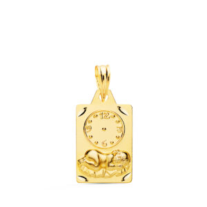 18K MEDALLA RECTANGULO NIÑO DE LA HORA CON RELOJ TALLADA. 19 X 11 MM