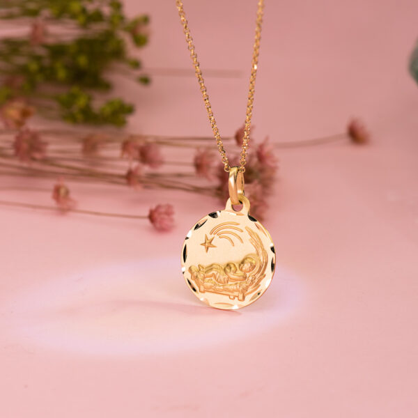 18K MEDALLA ORO AMARILLO NIÑO DEL PESEBRE TALLADA. 16 MM - Imagen 2